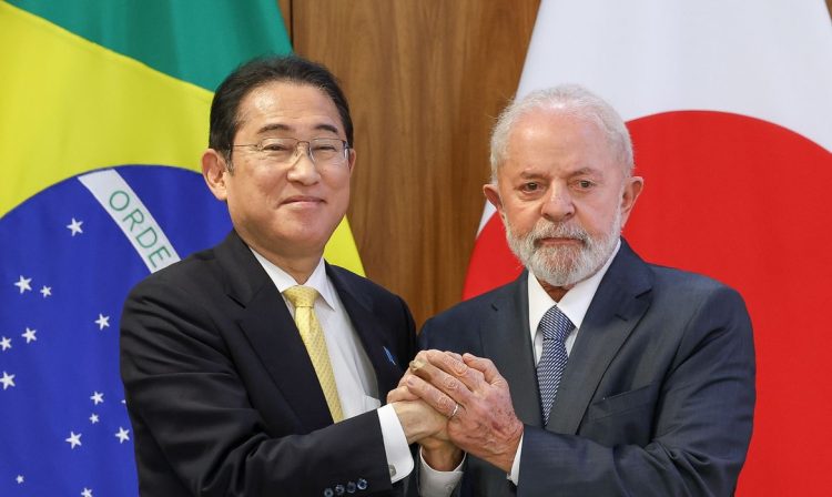 Brasília (DF) 03/05/2024 – O presidente Luiz Inácio Lula da Silva recebe o primeiro-ministro do Japão, Fumio Kishida, em cerimônia oficial de chegada, no Palácio do Planalto. Durante a reunião bilateral, Lula e Kishida vão discutir o aumento dos fluxos de comércio de carne bovina e investimentos, cooperação em iniciativas ambientais, parceria em transição energética e iniciativas de combate à fome e à pobreza.   Foto: Antonio Cruz/ Agência Brasil