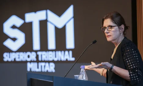 Brasília (DF), 03/02/2026 – A presidenta do Superior Tribunal Militar ministra Maria Elizabeth Rocha, fala sobre o rito que o tribunal irá fazer durante o julgamento da perda dos postos e patentes de Bolsonaro, Heleno, Braga Netto e outros condenados por trama golpista. 
Foto: Joédson Alves/Agência Brasil