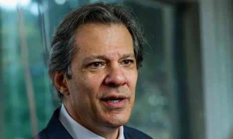 Brasília (DF) 13/05/2024 - O ministro da Fazenda, Fernando Haddad fala com jornalistas na entrada no ministério sobre a reunião virtual com o governador do RS, Eduardo Leite
Foto: Antonio Cruz/Agência Brasil