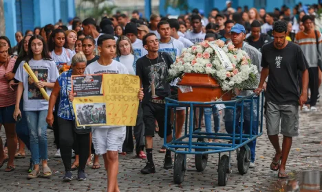Rio de Janeiro (RJ), 31/10/2025 – Sepultamento de Ravel Rios uma das vitimas da operação contenção, no cemitério de cemitério de Inhaúma.
Foto: Joédson Alves/Agência Brasil