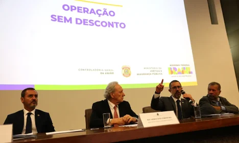 Brasília (DF), 23/04/2025 - O Diretor Geral da Polícia Federal, Andrei Rodrigues, o ministro da Justiça, Ricardo Lewandowski, o ministro da Controladoria-Geral da União, Vinicius Marques de Carvalho, e o ministro da Previdência Social, Carlos Lupi, durante entrevista coletiva a respeito da Operação Sem Desconto. Foto: Antonio Cruz/Agência Brasil