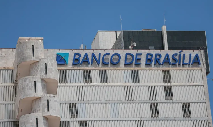 Brasília (DF), 19/11/2025 – Fachada do prédio do banco de Brasília (BRB).  Em março de 2025, o conselho do Banco BRB aprovou a compra de 58% do capital do Banco Master, valor estimado em R$ 2 bilhões.
O acordo previa que o BRB, uma sociedade de capital e controlada majoritariamente pelo Governo do Distrito Federal (GDF)
Foto: Joédson Alves/Agência Brasil