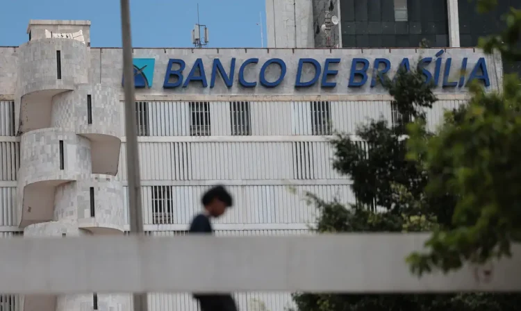 Brasília (DF), 19/11/2025 – Fachada do prédio do banco de Brasília (BRB).  Em março de 2025, o conselho do Banco BRB aprovou a compra de 58% do capital do Banco Master, valor estimado em R$ 2 bilhões.
O acordo previa que o BRB, uma sociedade de capital e controlada majoritariamente pelo Governo do Distrito Federal (GDF)
Foto: Joédson Alves/Agência Brasil