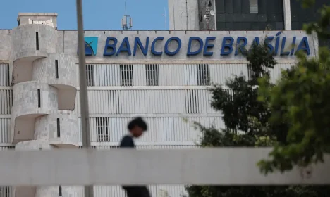 Brasília (DF), 19/11/2025 – Fachada do prédio do banco de Brasília (BRB).  Em março de 2025, o conselho do Banco BRB aprovou a compra de 58% do capital do Banco Master, valor estimado em R$ 2 bilhões.
O acordo previa que o BRB, uma sociedade de capital e controlada majoritariamente pelo Governo do Distrito Federal (GDF)
Foto: Joédson Alves/Agência Brasil