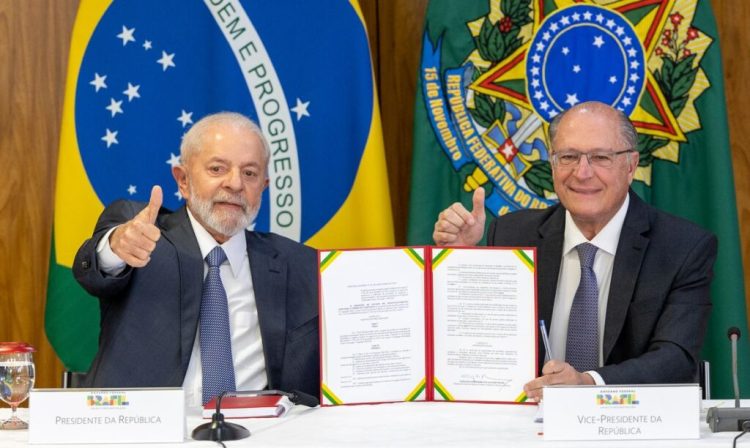 Brasília, DF 26/03/2024 Presidente Luiz Inácio Lula da Silva, acompanhado dos ministros de Indústria e Comércio, vice-presidente Geraldo Alckmin, da Casa Civil, Rui Costa e da Fazenda, Fernando Haddad,  participa de cerimônia de Assinatura de Atos relacionados ao Programa MOVER e Debêntures de Infraestrutura Foto: Fabio Rodrigues-Pozzebom/ Agência Brasil