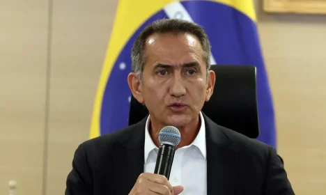 Brasília (DF), 09/07/2025 - O ministro da Integração e do Desenvolvimento Regional, Waldez Góes, durante entrevista coletiva para anunciar a liberação de R$ 1 bilhão em recursos públicos para operações de microcrédito rural nas regiões Norte e Centro-Oeste, oriundos dos Fundos Constitucionais de Financiamento. O total de recursos disponíveis será de até R$ 500 milhões para o Fundo Constitucional de Financiamento do Centro-Oeste (FCO) e de até R$ R$ 500 milhões para o Fundo Constitucional de Financiamento do Norte (FNO).. Foto: Valter Campanato/Agência Brasil