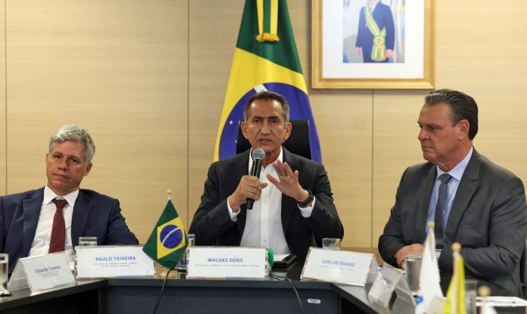 Brasília (DF), 09/07/2025 - O ministro do Desenvolvimento Agrário e Agricultura Familiar do Brasil, Paulo Teixeira, o
ministro da Integração e do Desenvolvimento Regional, Waldez Góes, e o ministro da Agricultura, Carlos Fávaro, durante entrevista coletiva para anunciar a liberação de R$ 1 bilhão em recursos públicos para operações de microcrédito rural nas regiões Norte e Centro-Oeste, oriundos dos Fundos Constitucionais de Financiamento. O total de recursos disponíveis será de até R$ 500 milhões para o Fundo Constitucional de Financiamento do Centro-Oeste (FCO) e de até R$ R$ 500 milhões para o Fundo Constitucional de Financiamento do Norte (FNO).. Foto: Valter Campanato/Agência Brasil