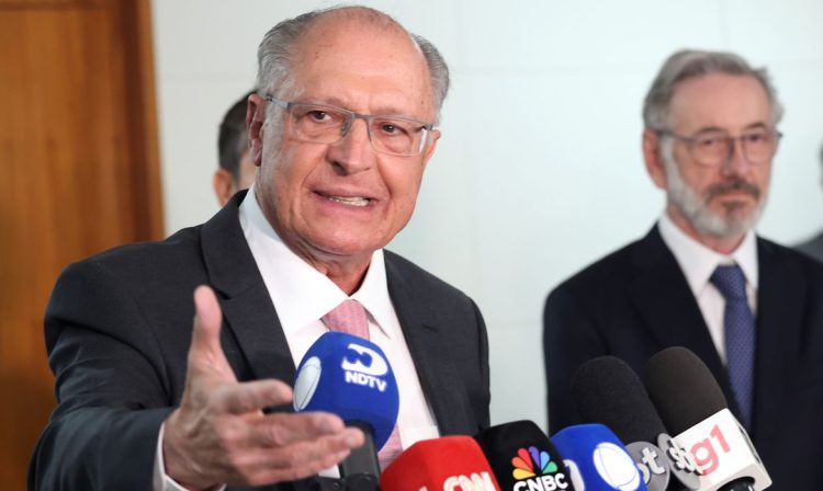 Brasília (DF) 16/07/2025 - O vice-presidente da República e ministro do Desenvolvimento, Indústria, Comércio e Serviços, Geraldo Alckmin, fala durante entrevista coletiva após participar de reunião com Abrão Neto, Presidente da Câmara Americana de Comércio para Brasil - AMCHAM Brasil, para discutir medidas à tarifa de 50% dos EUA. Foto: Valter Campanato/Agência Brasil