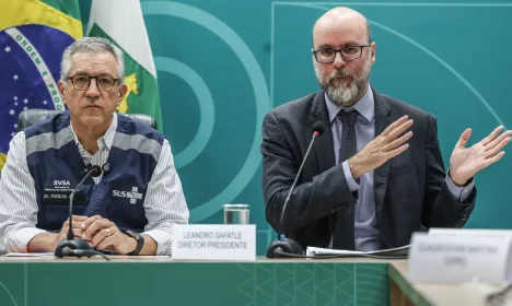 Brasília (DF), 05/01//2026 - O ministro da Saúde, Alexandre Padilha, e o diretor-presidente da Anvisa, Leandro Safatle, anunciam a aprovação da primeira fase do estudo clínico da polilaminina, substância fruto de pesquisa nacional apontada como uma terapia promissora para o tratamento de lesões na medula espinhal.  Foto: Valter Campanato/Agência Brasil