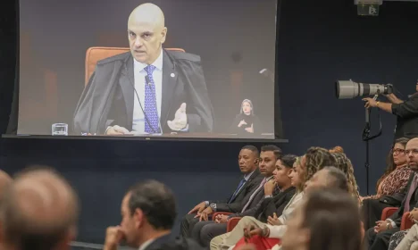 Brasília (DF), 25/02/2026 – Ministro Alexandre de Moraes é visto em um telão no plenário da primeira turma durante segundo dia do julgamento no STF dos mandantes do assassinato da ex-vereadora, Marielle Franco.
Foto: Valter Campanato/Agência Brasil