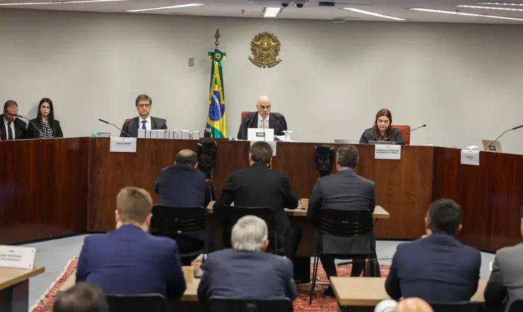Brasília (DF), 10/06/2025 - O ex presidente Jair Bolsonaro (c) durante depoimento da 1 turma do STF.
O ministro do Supremo Tribunal Federal (STF) Alexandre de Moraes começa a ouvir os réus do núcleo 1 na ação da trama golpista, os interrogatórios ocorrerão presencialmente na sala de julgamentos da primeira turma da corte 
Foto: Valter Campanato/Agência Brasil