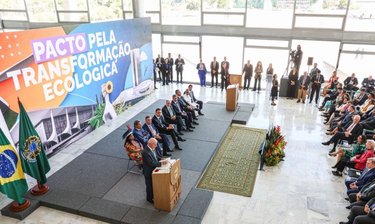 Brasília (DF) 21/08/2024 – Presidente Luiz Inácio Lula da Silva participa da cerimônia de assinatura do Pacto pela Transformação Ecológica entre os Três Poderes do Estado Brasileiro
Foto: Valter Campanato/Agência Brasil