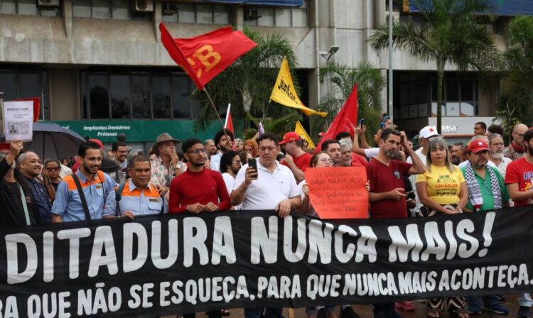 Brasília-DF 23-03-2024 Mobilização da Frentes Brasil Popular (FBP) e Povo Sem Medo (FPSM), pelo conjunto das centrais sindicais e partidos progressistas do campo popular; em convocatória pública em defesa da democracia. Foto José Cruz/ Agência Brasil