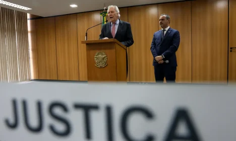 Brasília- DF 24-03-2024. Ministro da Justiça, Ricardo Lewandowski e o diretor Geral da PF, Andrei Passos, durante coletiva sobre os mandantes do assassinato de Marielle Franco. Foto José Cruz/ Agência Brasil.