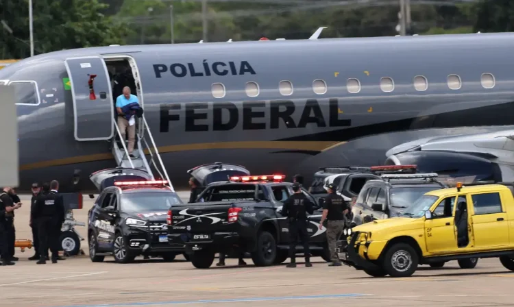 Brasília- DF 24-03-2024.  Os mandantes do assassinato de Marielle Franco descendo do avião da PF no aeroporto de Brasília. Foto José Cruz/ Agência Brasil.