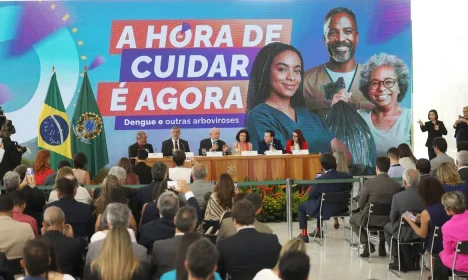 Brasília (DF), 18/09/2024 - O ministro Paulo Pimenta, o presidente Luiz Inácio Lula da Silva, a ministra da Saúde Nísia Trindade e o secretário-executivo do ministério da Saúde Swedenberger Barbosa durante cerimônia de lançamento do Plano de Ação 2024/2025 para redução dos impactos da dengue e de outras arboviroses, às 11h, no Palácio do Planalto.  Foto: José Cruz/Agência Brasil