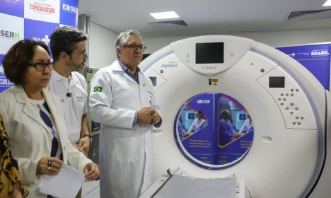 Brasília (DF), 31/05/2025 - O ministro da Saúde, Alexandre Padilha, participa da entrega de equipamentos para o mutirão de múltiplas cirurgias no hospital universitário de Brasília (HUB-UnB), vinculado à empresa brasileira de serviços hospitalares (Ebserh). A ação, que prevê a realização de cirurgias e exames de coloproctologia, integra o Agora Tem Especialista, programa que visa reduzir o tempo de espera por exames, cirurgias e atendimentos especializados no SUS .
Foto: Jose Cruz/Agência Brasil