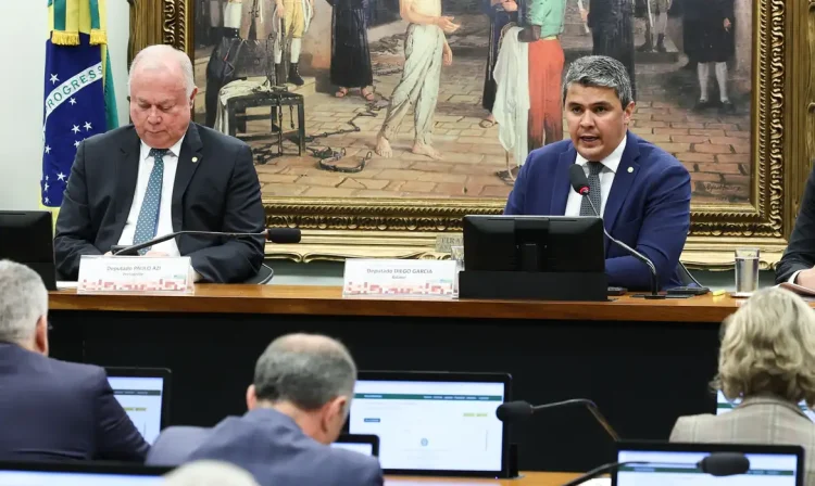 Brasília 02/12/2025 -Reunião da Comissão de Constituição, Justiça e de Cidadania (CCJ) da Câmara para discutir e votar o parecer sobre o processo de perda de mandato da deputada Carla Zambelli (PL-SP). (Relator, Deputado, Diego Garcia) Foto Lula Marques/Agência Brasil