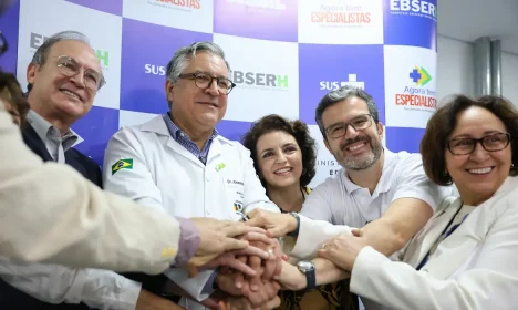 Brasília (DF), 31/05/2025 - O ministro da Saúde, Alexandre Padilha, participa da entrega de equipamentos para o mutirão de múltiplas cirurgias no hospital universitário de Brasília (HUB-UnB), vinculado à empresa brasileira de serviços hospitalares (Ebserh). A ação, que prevê a realização de cirurgias e exames de coloproctologia, integra o Agora Tem Especialista, programa que visa reduzir o tempo de espera por exames, cirurgias e atendimentos especializados no SUS .
Foto: Jose Cruz/Agência Brasil