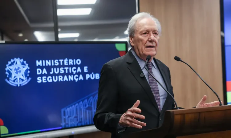 Brasília (DF), 30/09/2025 – O ministro Ricardo Lewandowski (Justiça), durante entrevista para falar sobre os casos de bebidas alcoólicas adulteradas com metanol, agora concentradas no estado de São Paulo, devem transcender os limites do estado.
Foto: José Cruz/Agência Brasil
