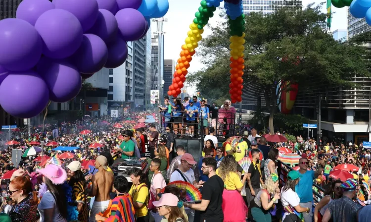 São Paulo (SP), 02/06/2024 - 28ª Parada do Orgulho LGBT+, com o tema Basta de Negligência e Retrocesso no Legislativo! Vote Consciente por Direitos da População LGBT+, na Avenida Paulista. Foto: Rovena Rosa/Agência Brasil