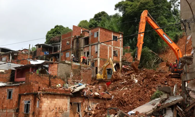 Juiz de Fora (MG), 27/02/2026 - Buscas pela última criança desaparecida no deslizamento de terra ocorrido durante tempestade da noite de segunda-feira, 22 de fevereiro, que vitimou 21 pessoas e deixou várias casas destruídas no bairro Jardim Burnier. Foto: Rovena Rosa/Agência Brasil