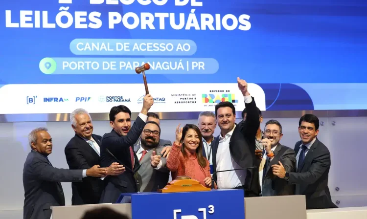São Paulo (SP), 22/10/2025 - Ministro de Portos e Aeroportos, Silvio Costa Filho, e governador do Paraná, Ratinho Júnior, participam da batida do martelo para celebrar a conquista da concessão do canal de acesso aquaviário ao Porto de Paranaguá por 25 anos para o Consórcio Canal Galheta Dragagem, em leilão realizado pelo Ministério de Portos e Aeroportos e ANTAQ na B3. Foto: Rovena Rosa/Agência Brasil