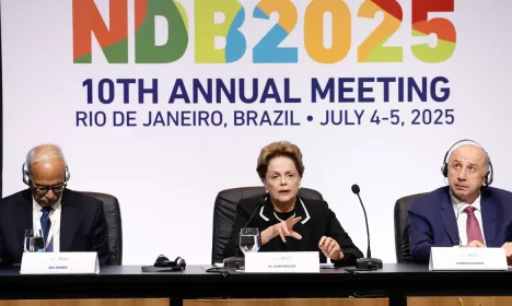 Rio de Janeiro (RJ), 05/07/2025 – A presidenta do Novo Banco de Desenvolvimento (NDB), formado por membros do Brics, Dilma Rousseff, faz pronunciamento à imprensa com a diretoria durante o 10° Encontro Anual, em Copacabana. Foto: Fernando Frazão/Agência Brasil