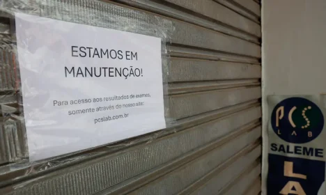 Nova Iguaçu (RJ) 12/10/2024 - A sede do PCS Lab Saleme, laboratório de análises clínicas interditado pela Anvisa para investigação da infecção de pacientes transplantados pelo vírus HIV, a partir de exames falso-negativos de doadores. Foto: Fernando Frazão/Agência Brasil