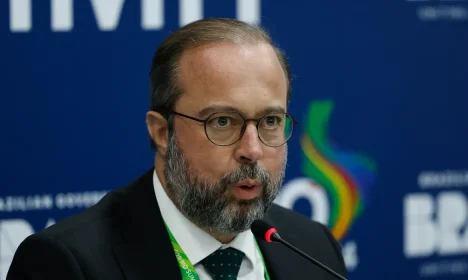 Rio de Janeiro (RJ) 18/11/2024 - O ministro de Minas e Energia, Alexandre Silveira, falamsobre Memorando de Entendimento assinado com a Argentina no setor de gás natural, na 19° Reunião de Cúpula do G20, no Museu de Arte Moderna. Foto: Fernando Frazão/Agência Brasil