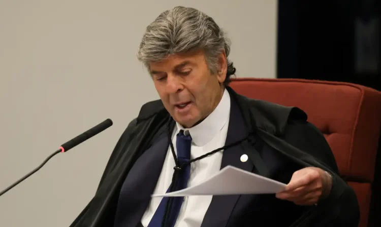 Brasília (DF) 10/09/2025 - O ministro Luiz Fux chega para proferir seu voto  na Primeira Turma do Supremo Tribunal Federal (STF) que realiza o quarto dia de julgamento dos réus do Núcleo 1 da trama golpista, formado pelo ex-presidente Jair Bolsonaro e mais sete aliados.  Foto: Fabio Rodrigues-Pozzebom/ Agência Brasil