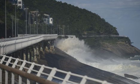 Rio de Janeiro - Ondas estouram próximo à recém-inaugurada ciclovia Tim Maia, na Avenida Niemeyer, que desabou durante ressaca no mar de São Conrado, deixando mortos e feridos (Fernando Frazão/Agência Brasil)