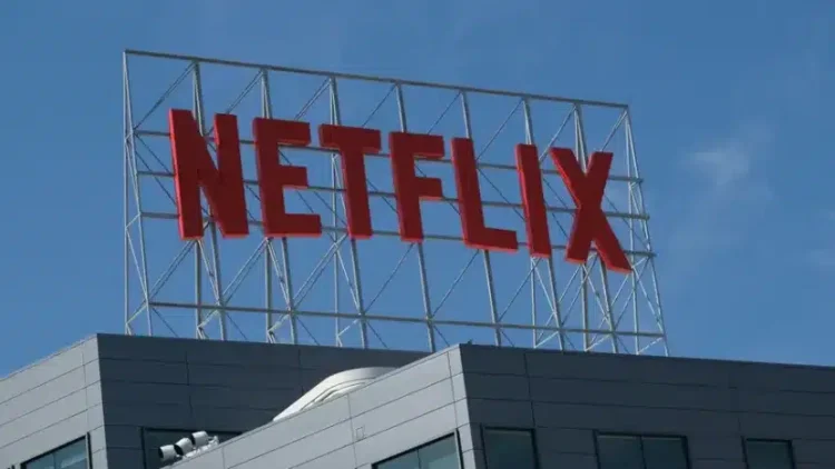 Prédio da Netflix em Hollywood. Empresa atraiu 9,33 milhões novos assinantes no primeiro trimestre de 2024. — Foto: Chris Delmas / AFP