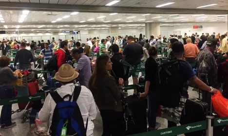 Guarulhos - Auditores da Receita Federal fazem paralisação e afetam aeroportos pelo país.Os agentes também verificam as bagagens e muitos passageiros têm que esperar (Divulgação/Sindifisco)