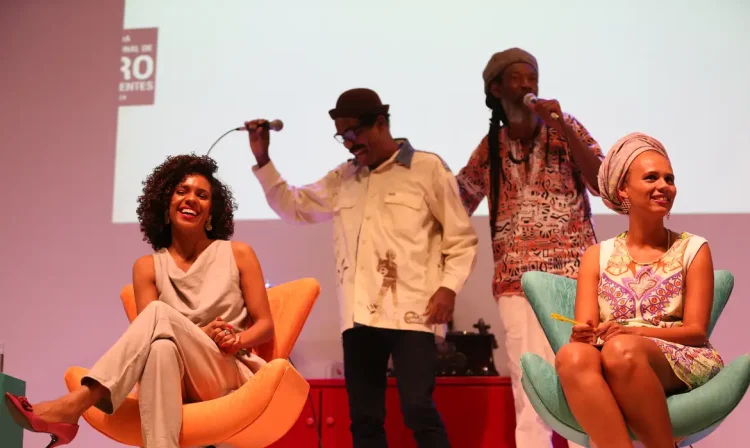 Brasília - Jornalistas da EBC, Luciana Barreto e Juliana Cézar Nunes participam de debate sobre a atual estrutura do sistema de comunicação brasileiro, no Festival Latinidades  (Wilson Dias/Agência Brasil)