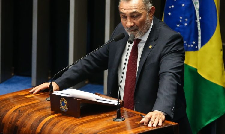 Brasília - Senador Telmário Mota durante sessão do impeachment no Senado, conduzida pelo presidente do STF, Ricardo Lewandowski  (Antonio Cruz/Agência Brasil)