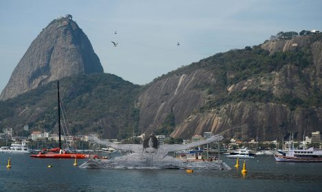 Rio de Janeiro - Artista francês Jr instala obra com tema esportivo na praia de Botafogo, zona sul da capital (Tomaz Silva/Agência Brasil)