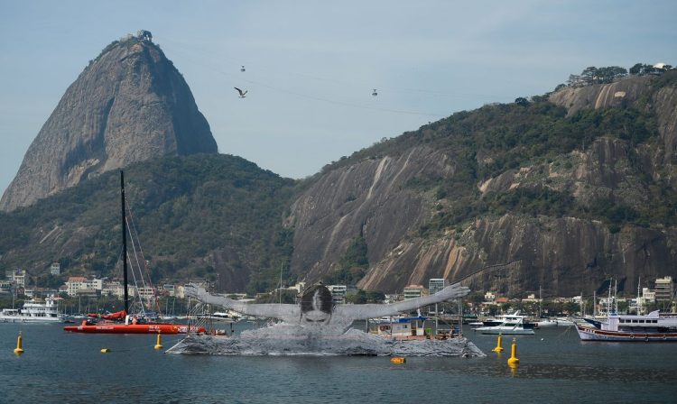 Rio de Janeiro - Artista francês Jr instala obra com tema esportivo na praia de Botafogo, zona sul da capital (Tomaz Silva/Agência Brasil)