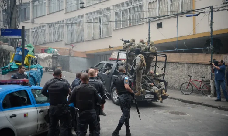 Rio de Janeiro - Operação policial após ataques às bases das Unidades de Polícia Pacificadora (UPP) nas comunidades do Cantagalo e Pavão-Pavãozinho, em Copacabana. (Fernando Frazão/Agência Brasil)