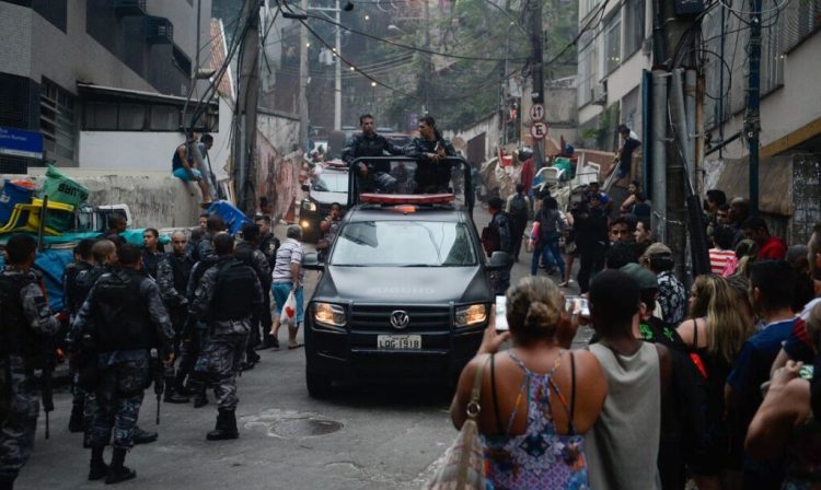 Rio de Janeiro - Operação policial após ataques às bases das Unidades de Polícia Pacificadora (UPP) nas comunidades do Cantagalo e Pavão-Pavãozinho, em Copacabana. (Fernando Frazão/Agência Brasil)