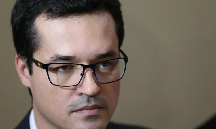 Brasília - O procurador Deltan Dallagnol, coordenador da força-tarefa da Operação Lava Jato, se reúne com deputados da comissão especial que analisa projeto contra corrupção (Fabio Rodrigues Pozzebom/Agência Brasil)