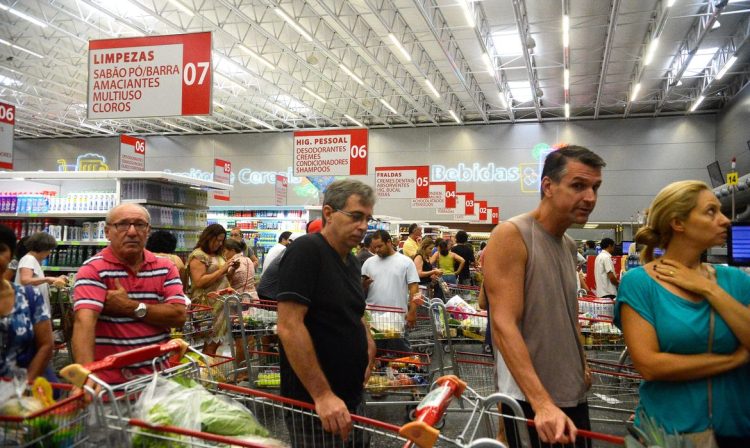 Vitória (ES) - Supermercados lotados com filas nos caixas e na entrada funcionam com horário reduzido (Tânia Rêgo/Agência Brasil)