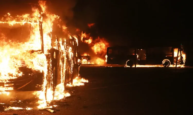 Rio de Janeiro - Ônibus são incendiados durante protesto contra as reformas trabalhista e da Previdência (Vladimir Platonow/Agência Brasil)