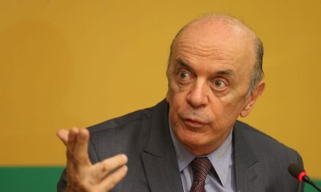 Brasília - Senador José Serra, com a imprensa, durante reunião da Executiva Nacional do PSDB (Fabio Rodrigues Pozzebom/Agência Brasil)