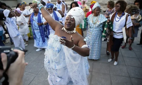 Rio de Janeiro - Afoxé Filhos de Gandhi cantam na celebração que comemora o reconhecimento do Cais do Valongo como Patrimônio da Humanidade pela Unesco (Fernando Frazão/Agência Brasil)