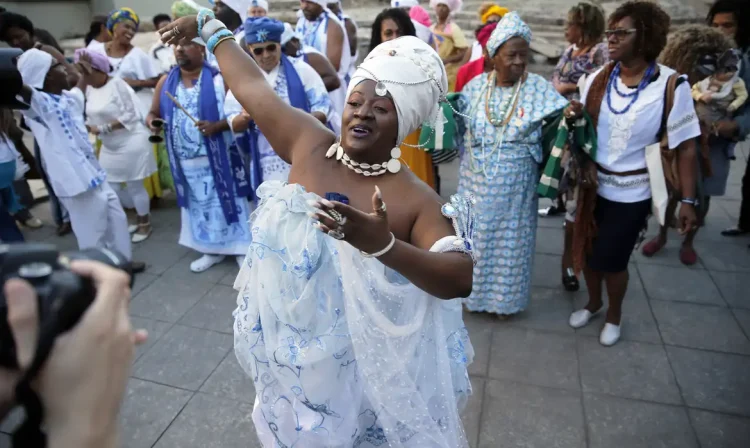 Rio de Janeiro - Afoxé Filhos de Gandhi cantam na celebração que comemora o reconhecimento do Cais do Valongo como Patrimônio da Humanidade pela Unesco (Fernando Frazão/Agência Brasil)