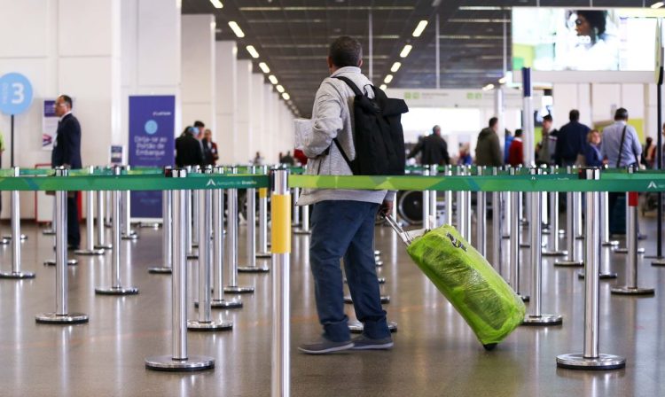 Brasília - Fiscais do Instituto de Defesa do Consumidor (Procon) realizam fiscalização sobre cobrança de bagagens pelas companhias aéreas  (Marcelo Camargo/Agência Brasil)