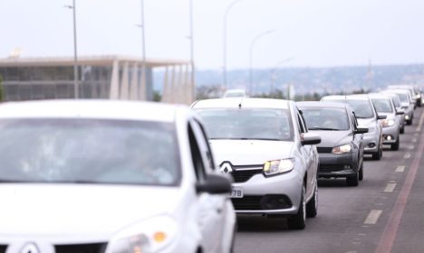 Brasília - Motoristas de aplicativos de todo o Brasil fazem buzinaço em frente ao Congresso Nacional em protesto contra projeto de lei que regulamenta aplicativos de transporte privado, como Uber e Cabify (Marcelo Camargo/Agência Brasil)