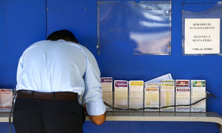 Apostadores fazem filas em casas lotéricas de Brasília. A Caixa Econômica Federal sorteia amanhã (12) a lotofácil da Independência.