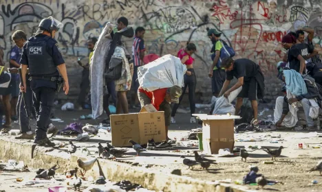 São Paulo (SP), 24/06/2024 - Prefeitura e governo instalam grades na Cracolândia e delimitam espaço de usuários de drogas. Gradil foi colocado na Rua dos Protestantes na terça-feira (18). Um dos objetivos das gestões é liberar parte da via para o trânsito de carros de segurança e de saúde.
Foto: Paulo Pinto/Agência Brasil